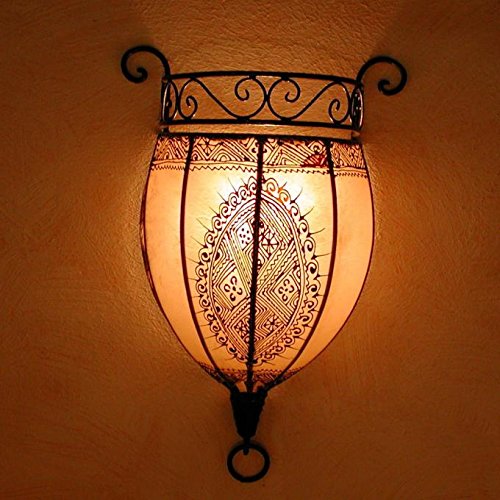 Orientalische Wandlampe marokkanische Wandleuchte Nakous weiss 44x29 cm (H/B) Gestell aus Eisen + Lampenschirm aus echtem Leder | Schöne handbemalte Henna-Lampe | Kunsthandwerk aus Marrakesch | L1087 von Casa Moro