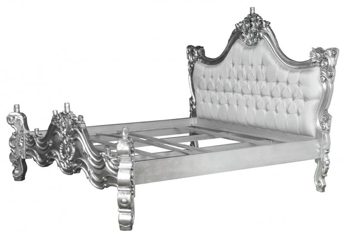 Barock Bett Barocco Weià Satinstoff / Silber mit Bling Bling Glitzersteinen 180 x 200 cm aus der Luxus Kollektion von Casa Padrino Barock Bett Barocco Weià Satinstoff / Silber mit Bling Bling Glitzersteinen 180 x 200 cm aus der Luxus Kollektion von Casa Padrino von Casa Padrino