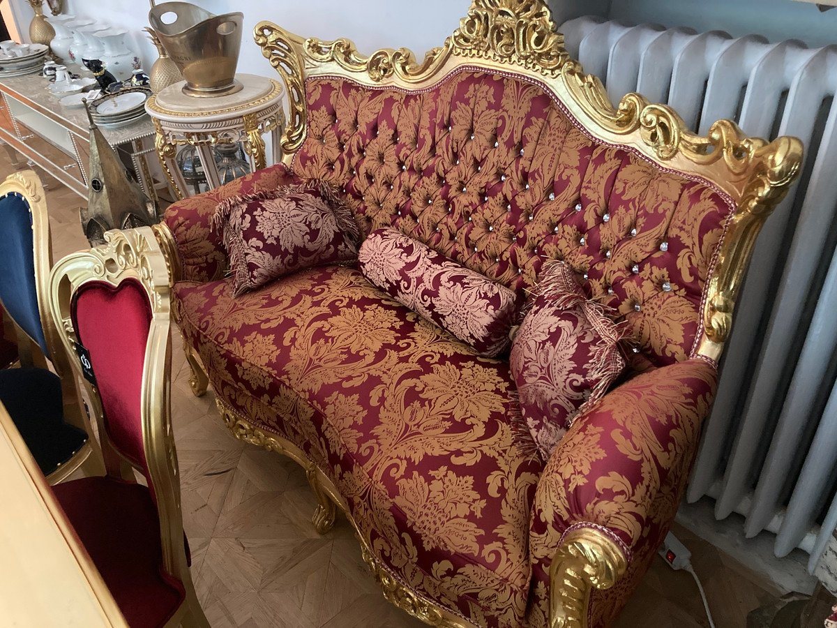 Casa Padrino 2-Sitzer Barock 2er Sofa Bordeaux Muster / Gold mit Bling Bling Glitzersteinen und Kissen - Antik Stil Wohnzimmer Möbel von Casa Padrino