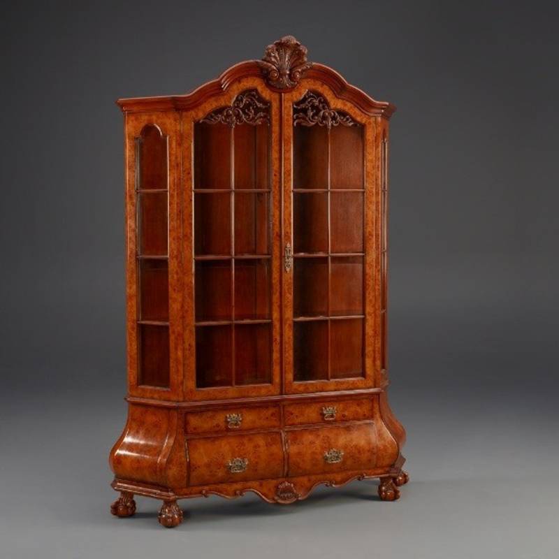 Casa Padrino Barock Luxus Vitrinenschrank aus Walnuss mit Innenbeleuchtung Braun H 214 cm, B 148 cm - Vitrinenschrank - Wohnzimmerschrank - Limited Edition von Casa Padrino