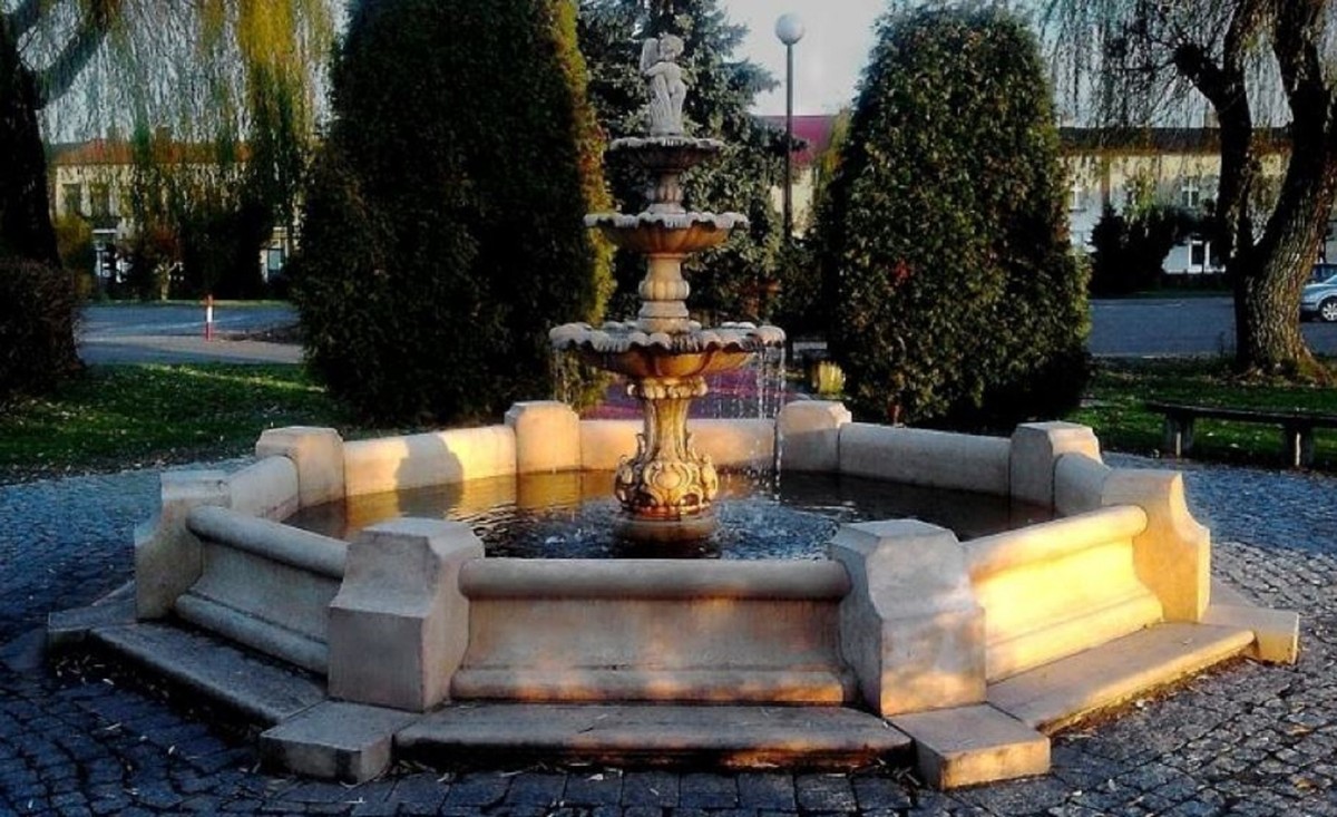Casa Padrino Barock Springbrunnen / Gartenbrunnen Junge mit Goldfisch Grau à 490 x H. 190 cm - GroÃer 3-Stufiger Brunnen mit Umrandung Casa Padrino Barock Springbrunnen / Gartenbrunnen Junge mit Goldfisch Grau à 490 x H. 190 cm - GroÃer 3-Stufiger Brunnen mit Umrandung von Casa Padrino