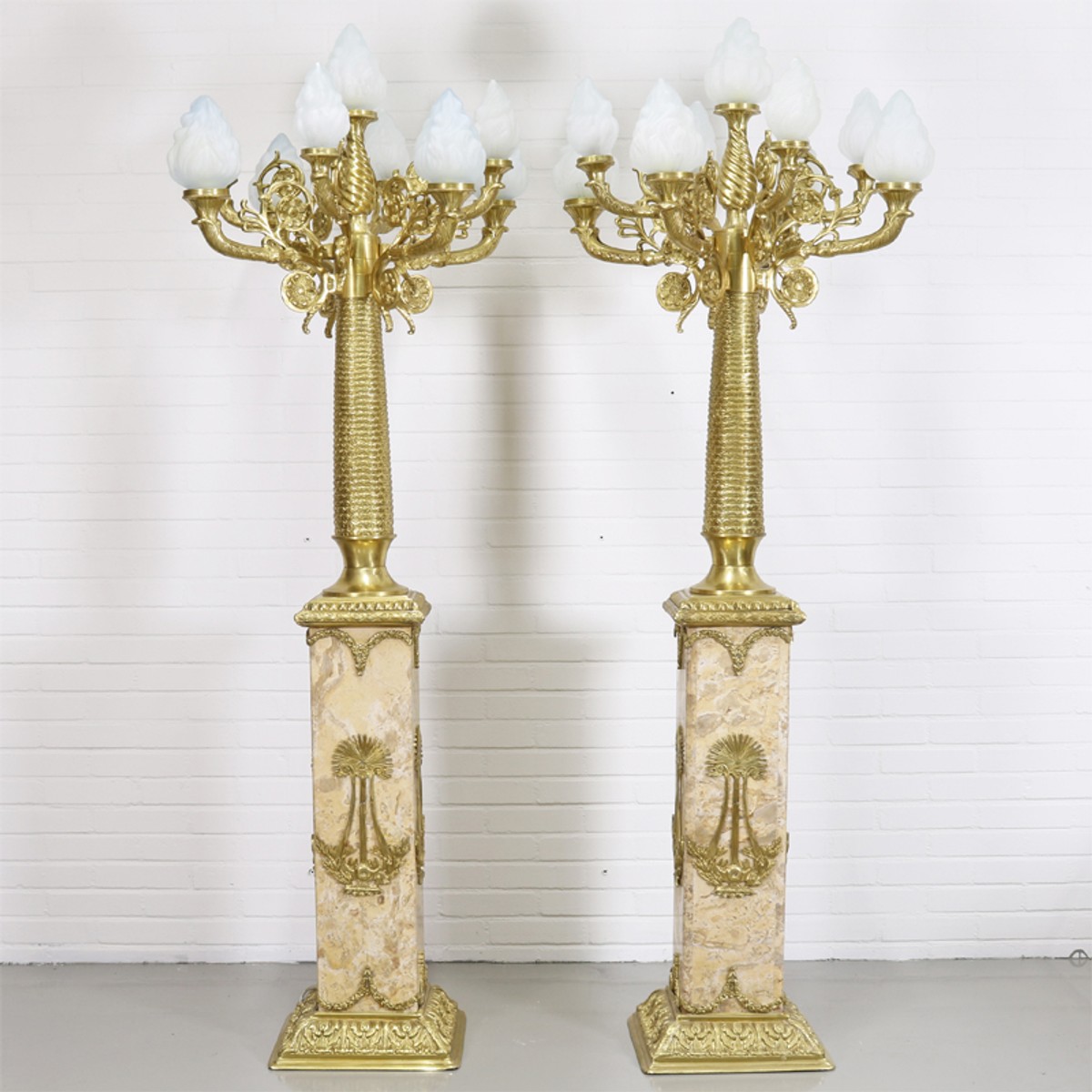 Casa Padrino Barock Stand Kronleuchter mit Marmor Säulen Set Mod1 Creme / Gold - Edel & Prunkvoll Casa Padrino Barock Stand Kronleuchter mit Marmor Säulen Set Mod1 Creme / Gold - Edel & Prunkvoll von Casa Padrino