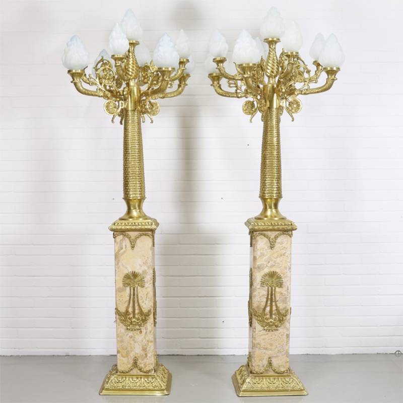 Casa Padrino Barock Stand Kronleuchter mit Marmor Säulen Set Mod1 Creme / Gold - Edel & Prunkvoll Casa Padrino Barock Stand Kronleuchter mit Marmor Säulen Set Mod1 Creme / Gold - Edel & Prunkvoll von Casa Padrino