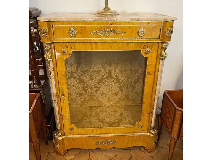 Casa Padrino Barock Vitrine Vogelaugenahorn / Creme / Messing - Handgefertigter Massivholz Vitrinenschrank mit Glastür und Schublade - Barock Möbel - Edel & Prunkvoll von Casa Padrino