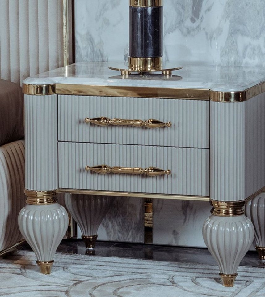 Casa Padrino Beistelltisch Luxus Art Deco Nachtkommode Grau / Weiß / Gold 64 x 51 x H. 59 cm - Prunkvoller Massivholz Nachttisch mit 2 Schubladen - Art Deco Schlafzimmer & Hotel Möbel - Luxus Kollektion von Casa Padrino