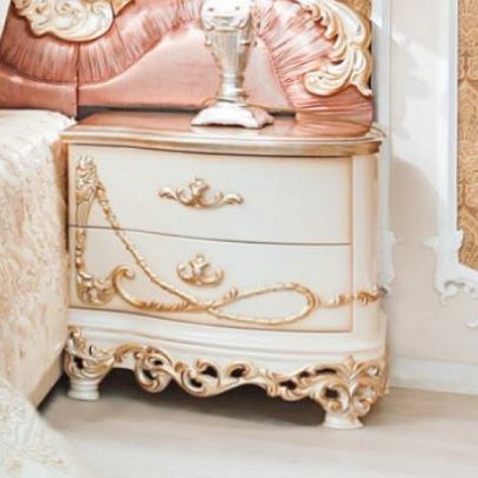 Casa Padrino Beistelltisch Luxus Barock Nachtkommode Weiß / Creme / Kupferfarben 70 x 55 x H. 68 cm - Prunkvoller Massivholz Nachttisch - Barock Schlafzimmer Möbel von Casa Padrino