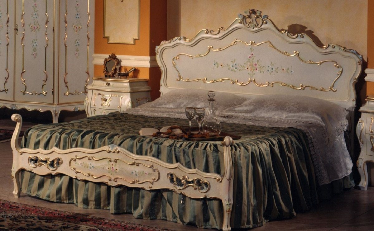 Casa Padrino Bett Casa Padrino Luxus Barock Doppelbett Elfenbein / Mehrfarbig / Gold - Prunkvolles Barockstil Massivholz Bett - Luxus Schlafzimmer Möbel im Barockstil - Luxus Qualität - Made in Italy von Casa Padrino