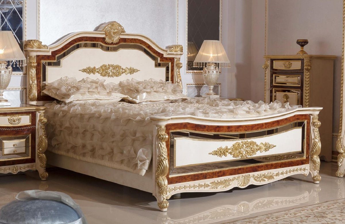 Casa Padrino Bett Casa Padrino Luxus Barock Doppelbett Weiß / Beige / Braun / Gold - Prunkvolles Massivholz Bett - Luxus Schlafzimmer Möbel im Barockstil - Barock Schlafzimmer Möbel - Barock Schlafzimmer Einrichtung von Casa Padrino