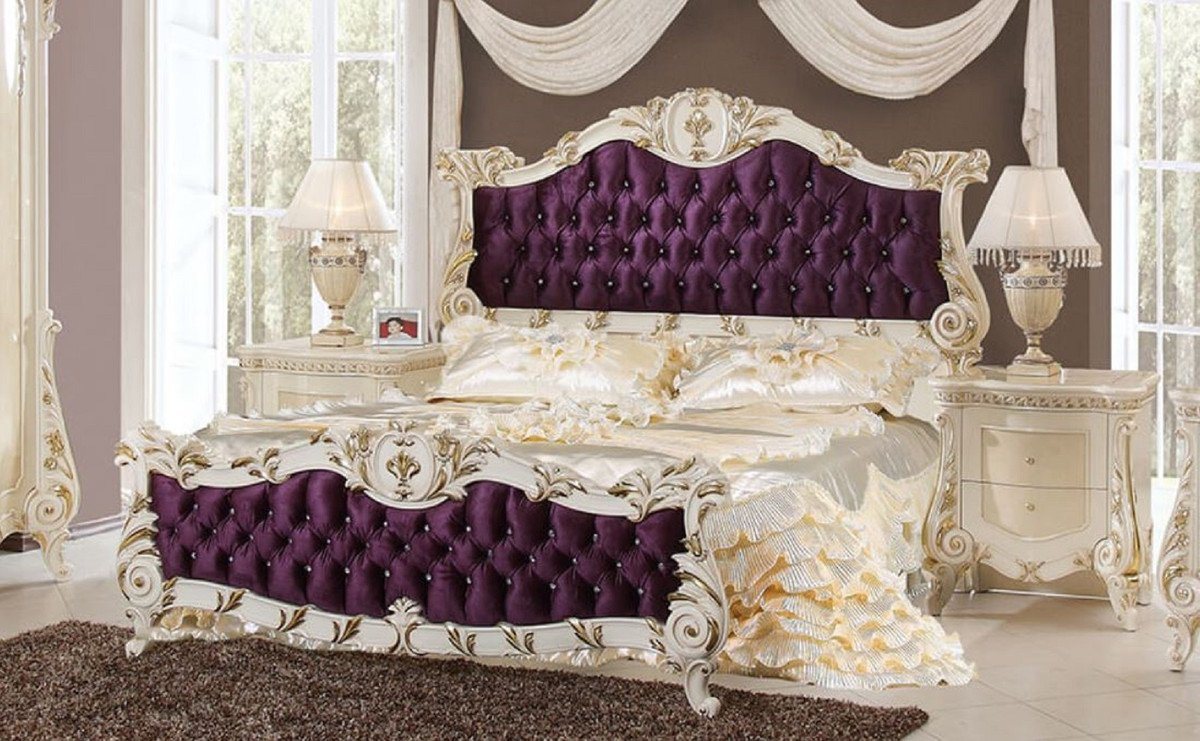 Casa Padrino Bett Casa Padrino Luxus Barock Schlafzimmer Set Lila / Weiß / Gold - 1 Doppelbett mit Kopfteil & 2 Nachtkommoden - Barock Schlafzimmer Möbel - Luxus Möbel im Barockstil - Edel & Prunkvoll von Casa Padrino