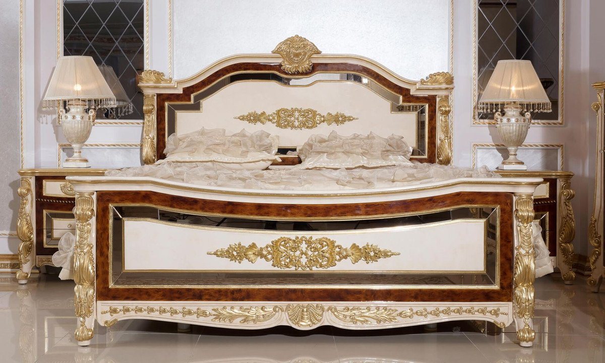 Casa Padrino Bett Casa Padrino Luxus Barock Schlafzimmer Set Weiß / Beige / Braun / Gold - 1 Barock Doppelbett mit Kopfteil & 2 Barock Nachtkommoden - Luxus Schlafzimmer Möbel im Barockstil - Barock Möbel von Casa Padrino