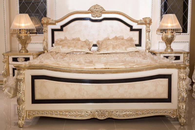 Casa Padrino Bett Casa Padrino Luxus Barock Schlafzimmer Set Weiß / Beige / Schwarz / Gold - 1 Barock Doppelbett mit Kopfteil & 2 Barock Nachtkommoden - Luxus Schlafzimmer Möbel im Barockstil - Barock Interior von Casa Padrino