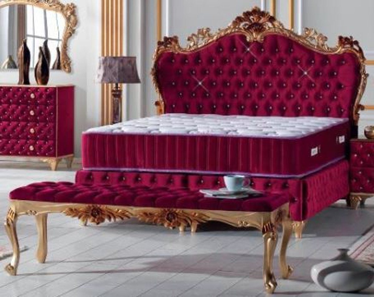Casa Padrino Bett Doppelbett Bordeauxrot / Gold - Prunkvolles Samt Bett mit Glitzersteinen und Matratze - Komplett Set von Casa Padrino