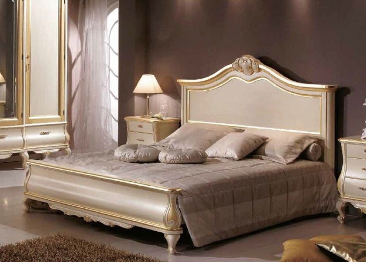 Casa Padrino Bett Doppelbett Cremefarben / Gold - Prunkvolles Massivholz Bett im Barockstil - Schlafzimmer & Hotel Möbel - Qualität - Made in Italy von Casa Padrino