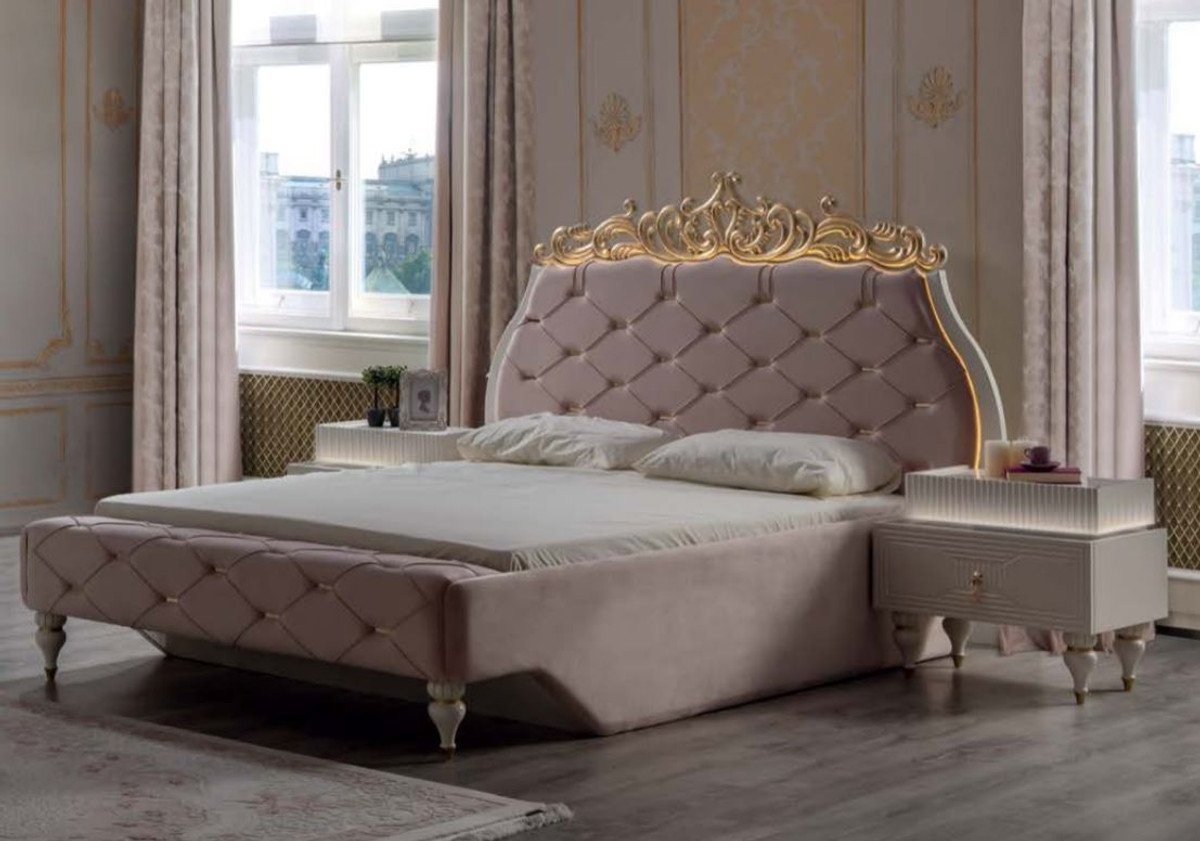 Casa Padrino Bett Doppelbett Rosa / Creme / Gold 204 x 233 x H. 149 cm - Edles Massivholz Bett mit Kopfteil - Prunkvolle Schlafzimmer Möbel im Barockstil von Casa Padrino