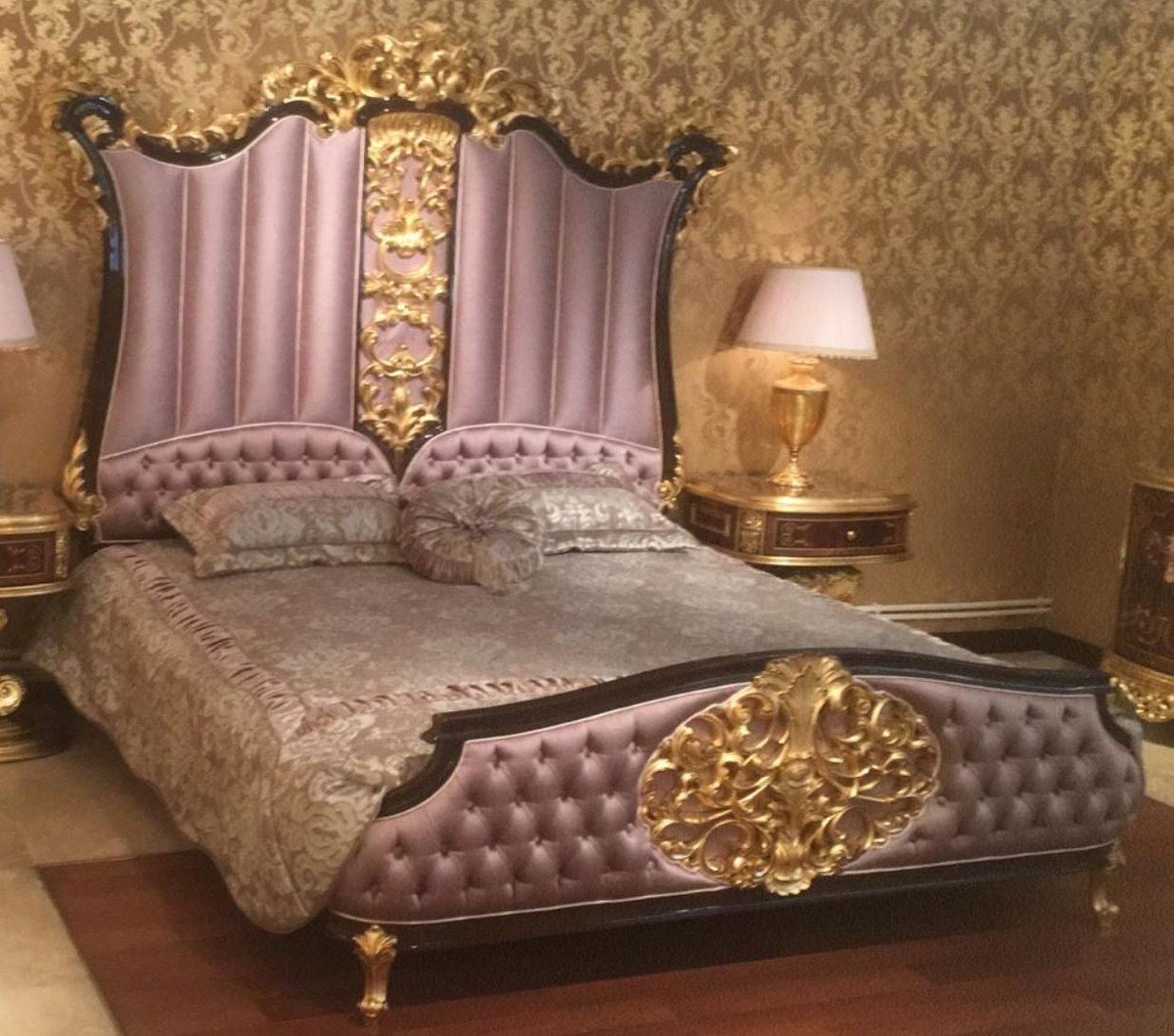 Casa Padrino Bett Doppelbett Rosa / Dunkelbraun / Gold - Edles Massivholz Bett mit Kopfteil - Prunkvolle Schlafzimmer Möbel im Barockstil von Casa Padrino