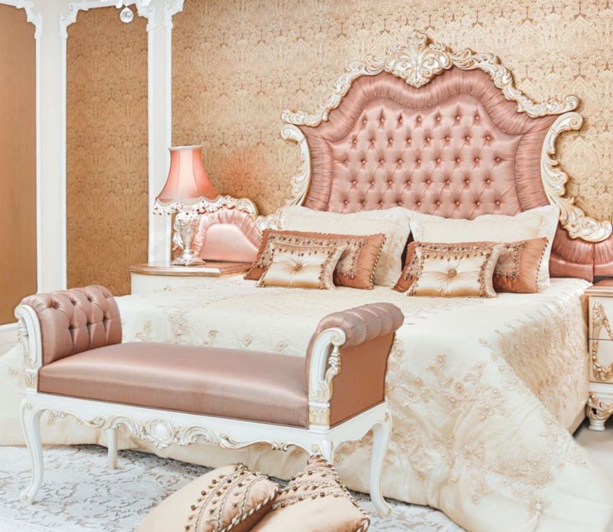 Casa Padrino Bett Doppelbett Rosa / Weiß / Creme / Kupferfarben 200 x 200 x H. 200 cm - Edles Massivholz Bett mit Kopfteil - Prunkvolle Schlafzimmer Möbel im Barockstil von Casa Padrino