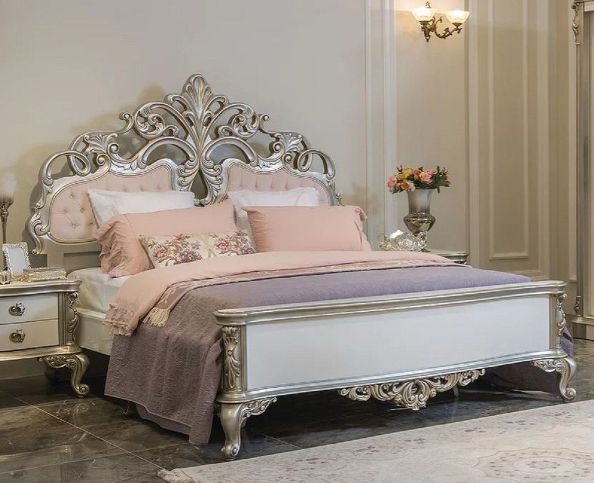 Casa Padrino Bett Doppelbett Rosa / Weiß / Silber 200 x 228 x H. 175 cm - Edles Massivholz Bett mit Kopfteil - Prunkvolle Schlafzimmer Möbel im Barockstil von Casa Padrino