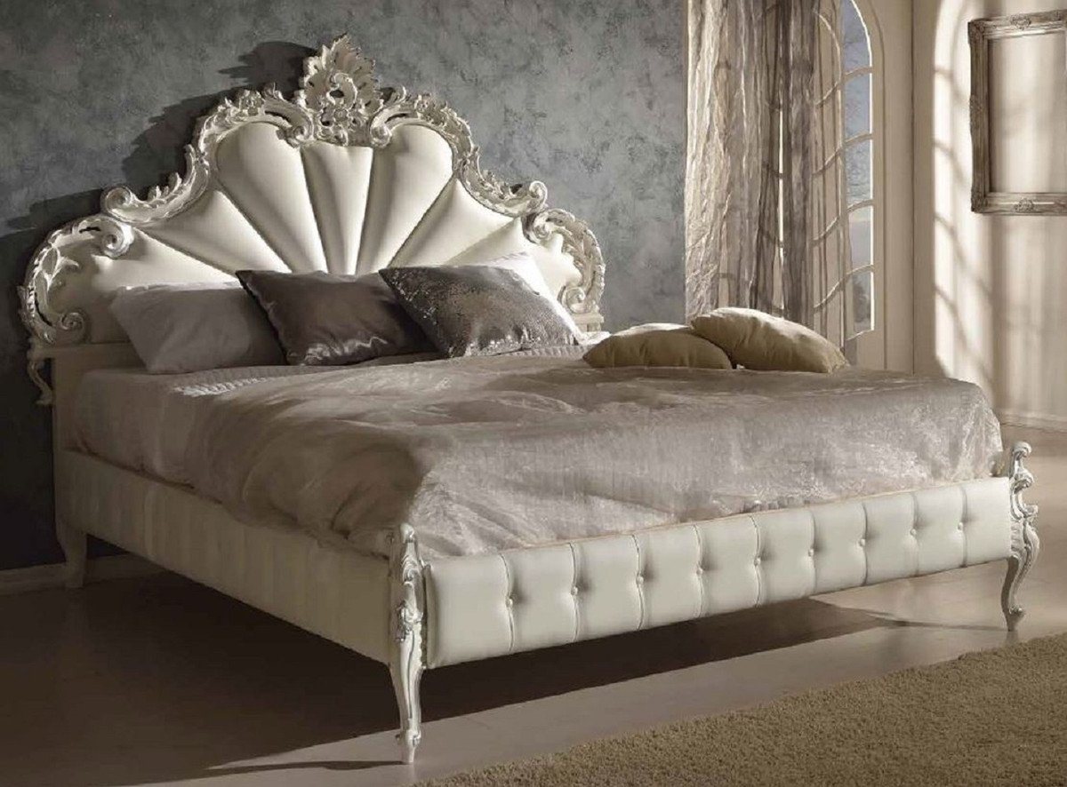 Casa Padrino Bett Doppelbett Weiß / Silber - Prunkvolles Massivholz Bett im Barockstil - Schlafzimmer & Hotel Möbel - Qualität - Made in Italy von Casa Padrino