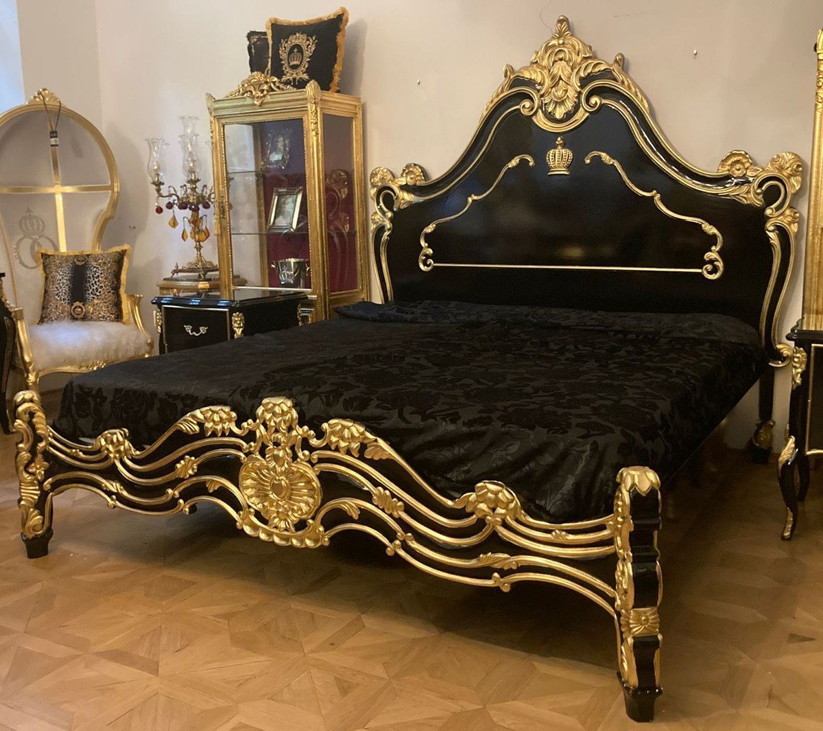 Casa Padrino Bett Pompöös by Casa Padrino Luxus Barock Doppelbett mit Matratze Schwarz / Gold - Pompööses Barock Bett designed by Harald Glööckler - Schlafzimmer Möbel im Barockstil - Barock Möbel - Edel & Prunkvoll von Casa Padrino