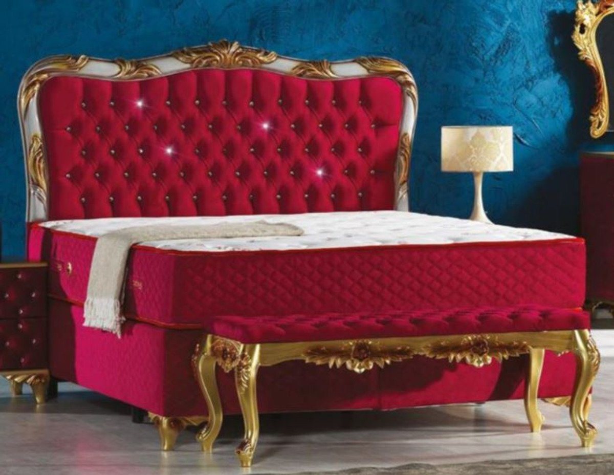 Casa Padrino Bett Samt Bett Bordeauxrot / Silber / Gold - Prunkvolles Doppelbett mit Glitzersteinen und Matratze - Schlafzimmer Möbel im Barockstil von Casa Padrino