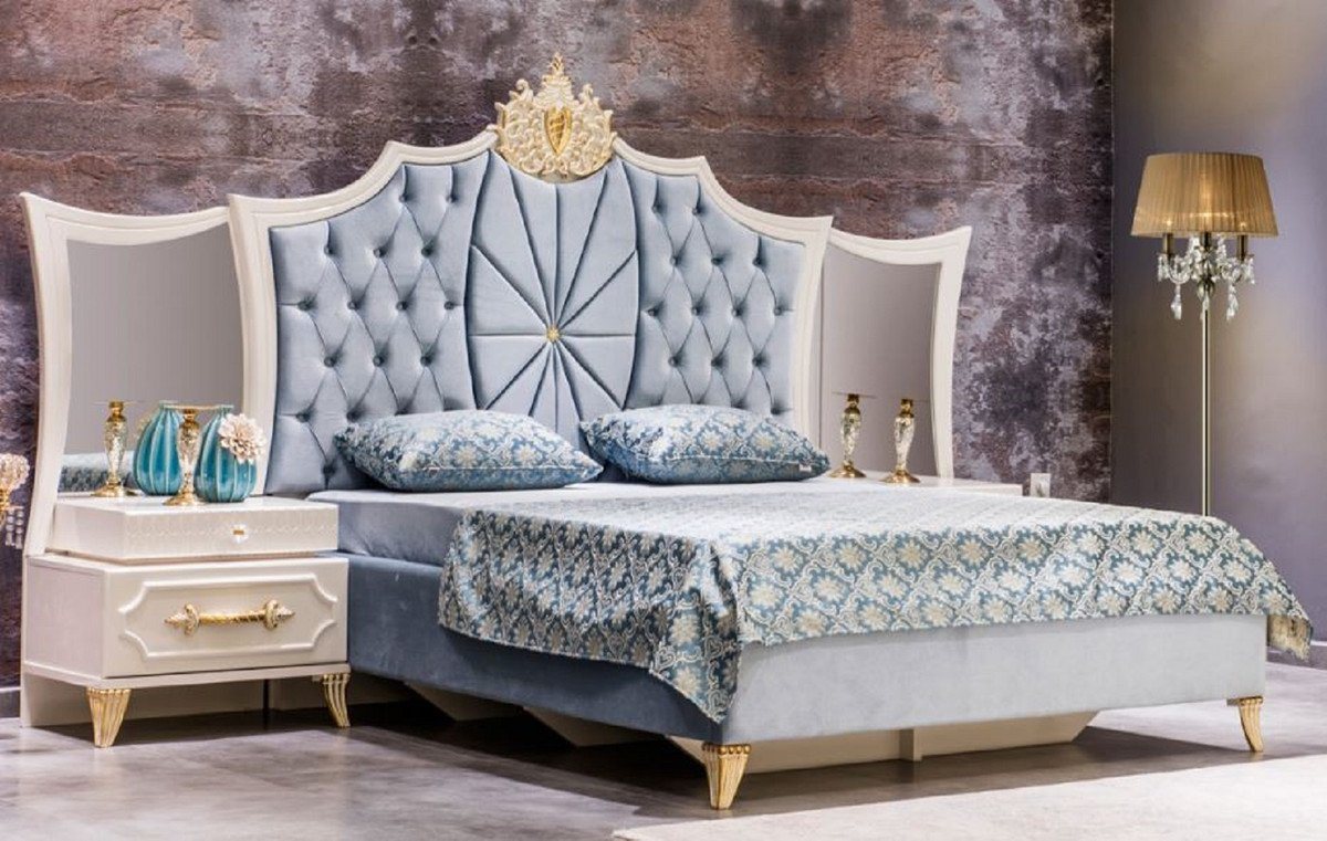 Casa Padrino Bett Schlafzimmer Set Blau / Weiß / Gold - 1 Doppelbett mit Kopfteil & 2 Nachttische mit Spiegel - Schlafzimmer Möbel - Edel & Prunkvoll von Casa Padrino