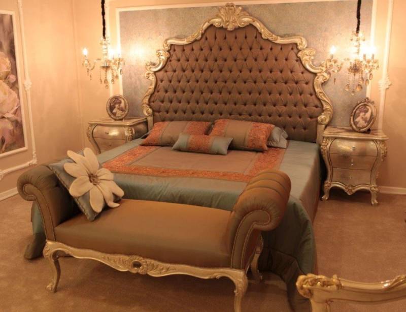 Casa Padrino Bett Schlafzimmer Set Braun / Silber / Gold - 1 Doppelbett mit Kopfteil & 2 Nachttische & 1 Sitzbank - Schlafzimmer Möbel - Edel & Prunkvoll von Casa Padrino