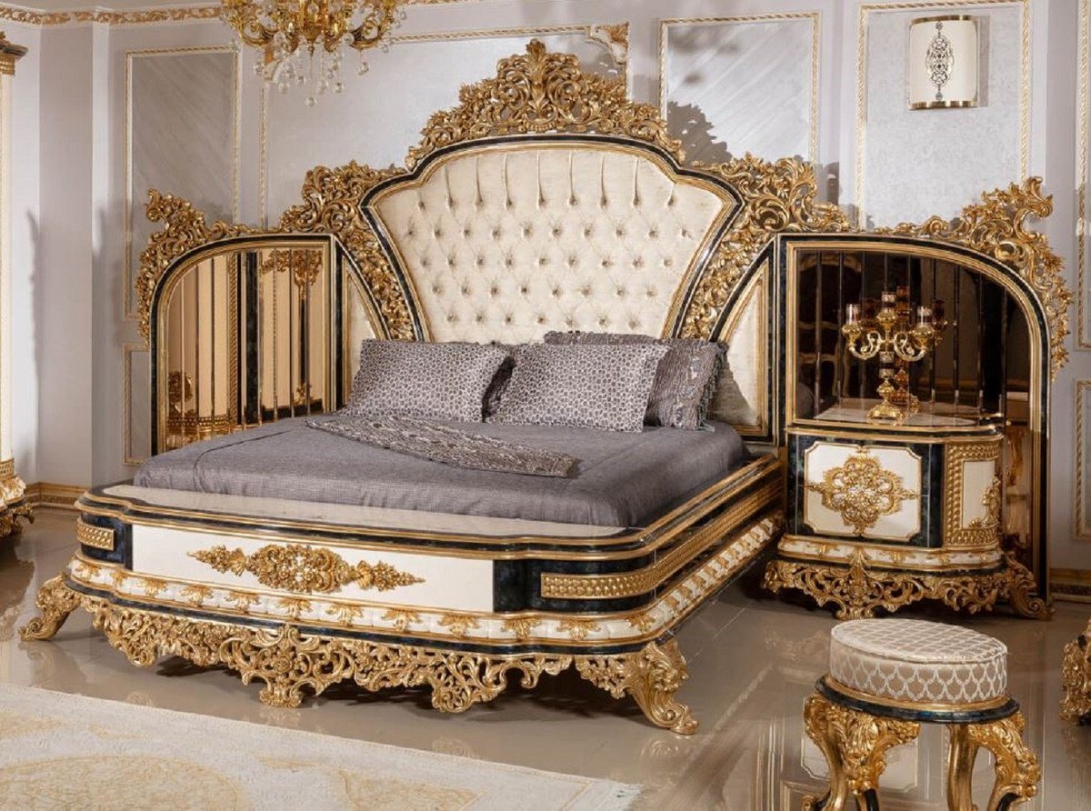 Casa Padrino Bett Schlafzimmer Set Gold / Weiß / Blau / Gold - 1 Doppelbett mit Kopfteil & 2 Nachtkommoden - Schlafzimmer Möbel im Barockstil - Edel & Prunkvoll von Casa Padrino