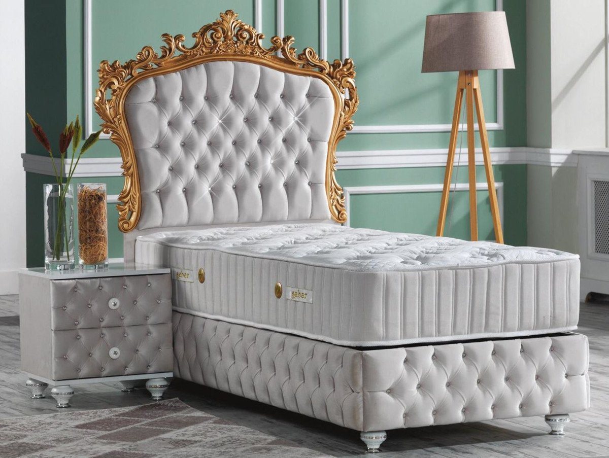 Casa Padrino Bett Schlafzimmer Set Grau / Weiß / Silber / Gold - Prunkvolles Einzelbett mit Nachttisch - Schlafzimmer Möbel im Barockstil von Casa Padrino