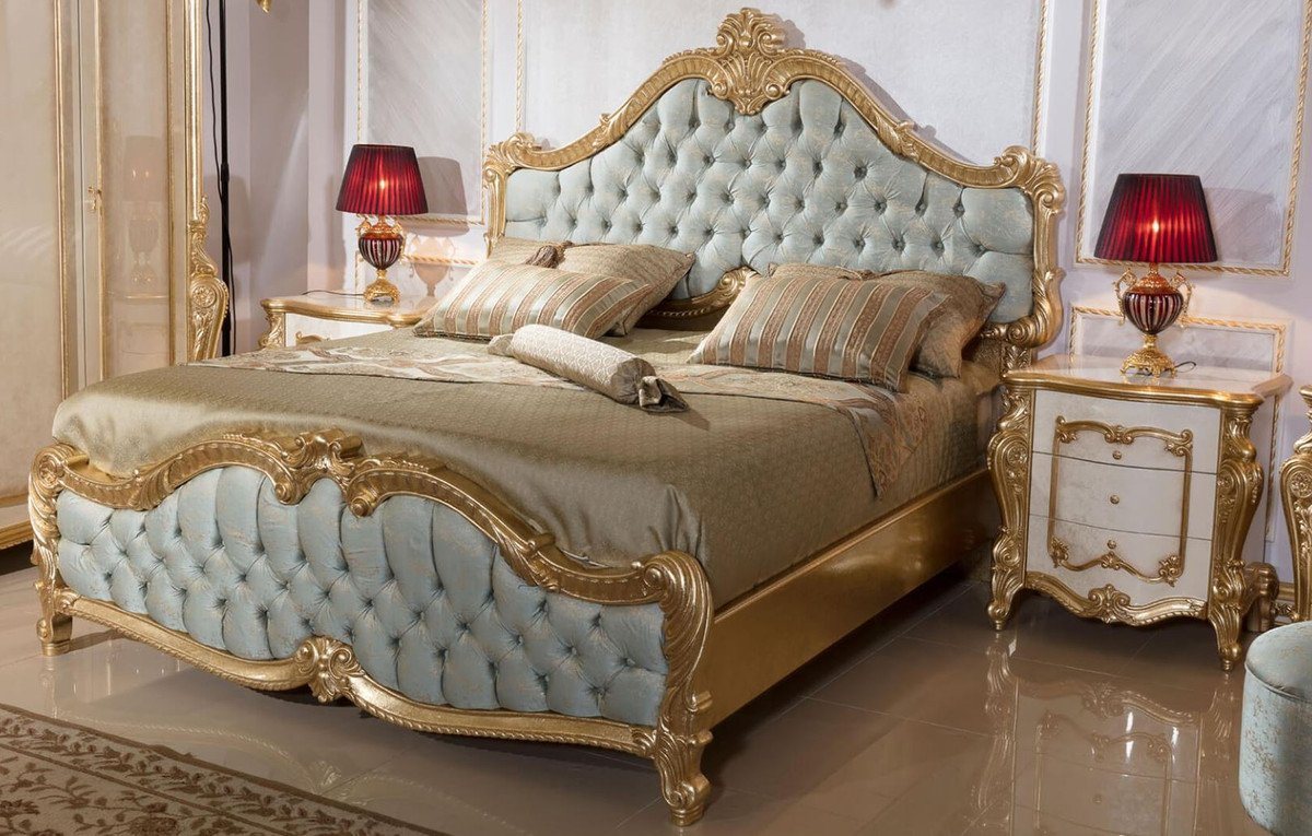 Casa Padrino Bett Schlafzimmer Set Hellblau / Weiß / Beige / Gold - 1 Doppelbett mit Kopfteil & 2 Nachtkommoden - Schlafzimmer Möbel im Barockstil - Edel & Prunkvoll von Casa Padrino