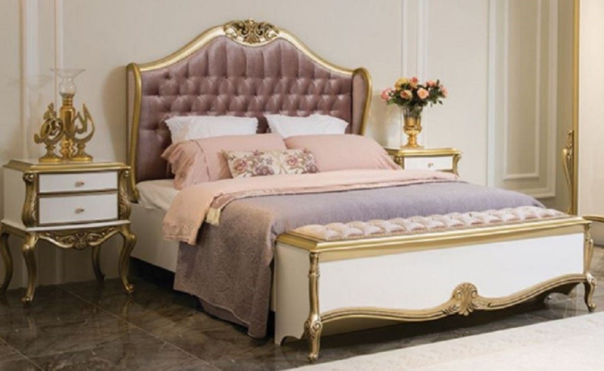 Casa Padrino Bett Schlafzimmer Set Lila / Rosa / Weiß / Gold - 1 Doppelbett mit Kopfteil & 2 Nachttische - Schlafzimmer Möbel - Edel & Prunkvoll von Casa Padrino