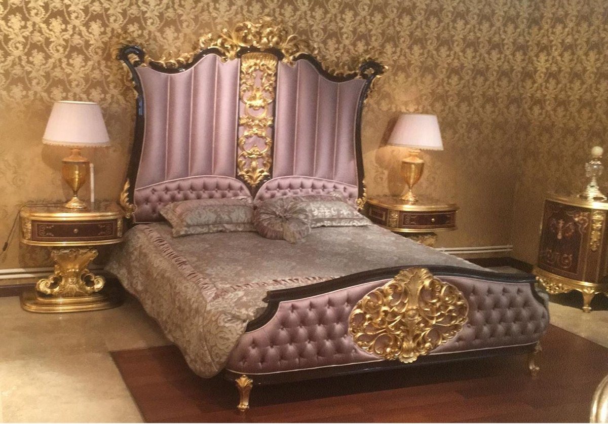 Casa Padrino Bett Schlafzimmer Set Rosa / Dunkelbraun / Gold - 1 Doppelbett mit Kopfteil & 2 Nachtkommoden - Hochwertige Schlafzimmer Möbel im Barockstil - Edel & Prunkvoll von Casa Padrino