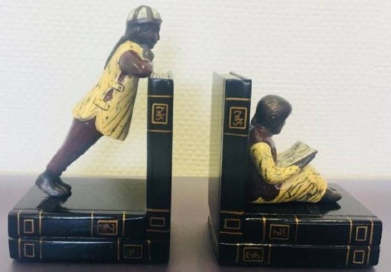 Casa Padrino Buchstütze Luxus Buchstützen Set Chinesische Männer Mehrfarbig 23 x 14 x H. 11 cm - Bronzefiguren auf dekorativen Holzbüchern Casa Padrino Buchstütze Luxus Buchstützen Set Chinesische Männer Mehrfarbig 23 x 14 x H. 11 cm - Bronzefiguren auf dekorativen Holzbüchern von Casa Padrino