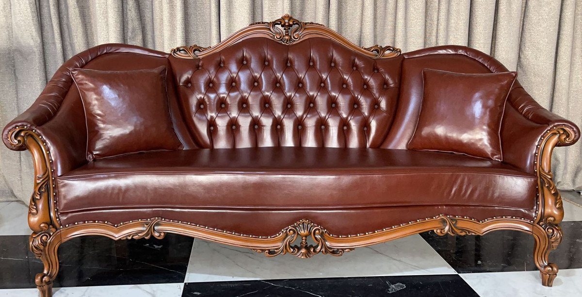 Casa Padrino Chesterfield-Sofa Casa Padrino Luxus Barock Leder Sofa Dunkelbraun / Braun - Wohnzimmer Echtleder Sofa mit dekorativen Kissen - Luxus Wohnzimmer Möbel im Barockstil - Barock Leder Möbel - Möbel Barockstil von Casa Padrino