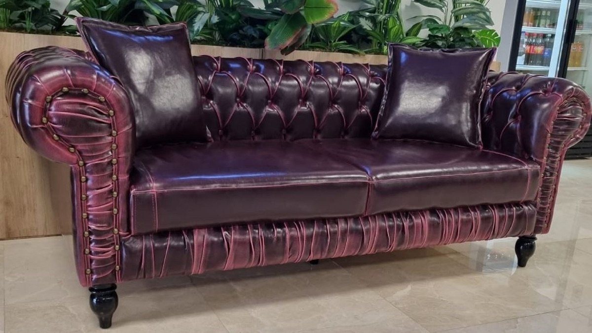 Casa Padrino Chesterfield-Sofa Casa Padrino Luxus Chesterfield Kunstleder 2er Sofa Lila / Schwarz 190 x 90 x H. 75 cm - Wohnzimmer Sofa - Wohnzimmer Möbel - Luxus Möbel - Wohnzimmer Einrichtung - Luxus Einrichtung - Möbel Luxus von Casa Padrino