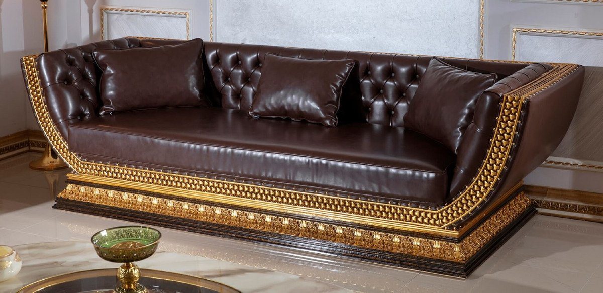 Casa Padrino Chesterfield-Sofa Luxus Barock Chesterfield Sofa Dunkelbraun / Gold - Prunkvolles Wohnzimmer Sofa mit edlem Kunstleder - Barock Chesterfield Wohnzimmer Möbel von Casa Padrino