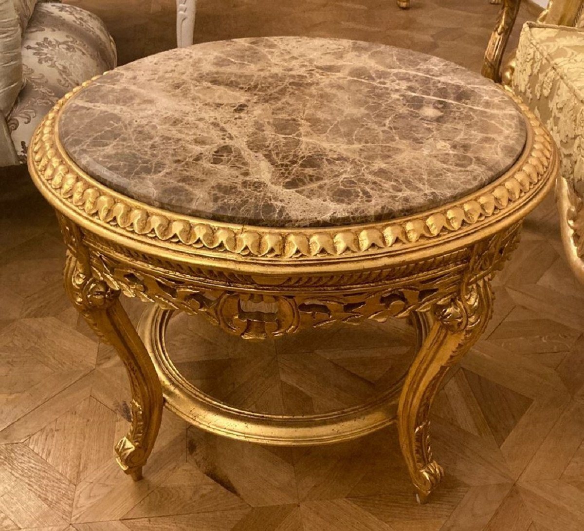 Casa Padrino Couchtisch Casa Padrino Barock Couchtisch mit Marmorplatte Gold / Grau - Runder Massivholz Wohnzimmertisch im Barockstil - Barockstil Wohnzimmer Möbel - Barock Möbel - Antik Stil Wohnzimmer Möbel von Casa Padrino