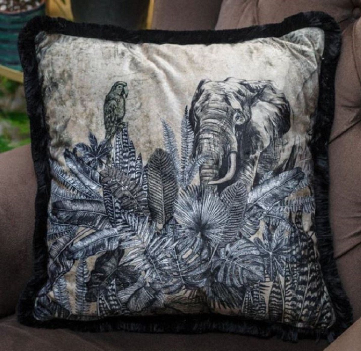 Casa Padrino Dekokissen Luxus Deko Kissen Afrika Beige / Schwarz / Weiß 45 x 45 cm - Bedrucktes Samt Kissen mit Fransen - Edles Zierkissen - Luxus Kollektion Casa Padrino Dekokissen Luxus Deko Kissen Afrika Beige / Schwarz / Weiß 45 x 45 cm - Bedrucktes Samt Kissen mit Fransen - Edles Zierkissen - Luxus Kollektion von Casa Padrino