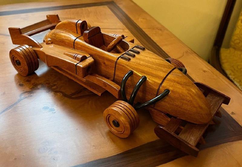 Casa Padrino Dekoobjekt Casa Padrino Deko Auto Rennwagen Braun 31 x 14 x H. 9 cm - Handgefertigtes Holz Auto - Wohnzimmer Deko - Schreibtisch Deko - Deko Accessoires - Holz Autos von Casa Padrino