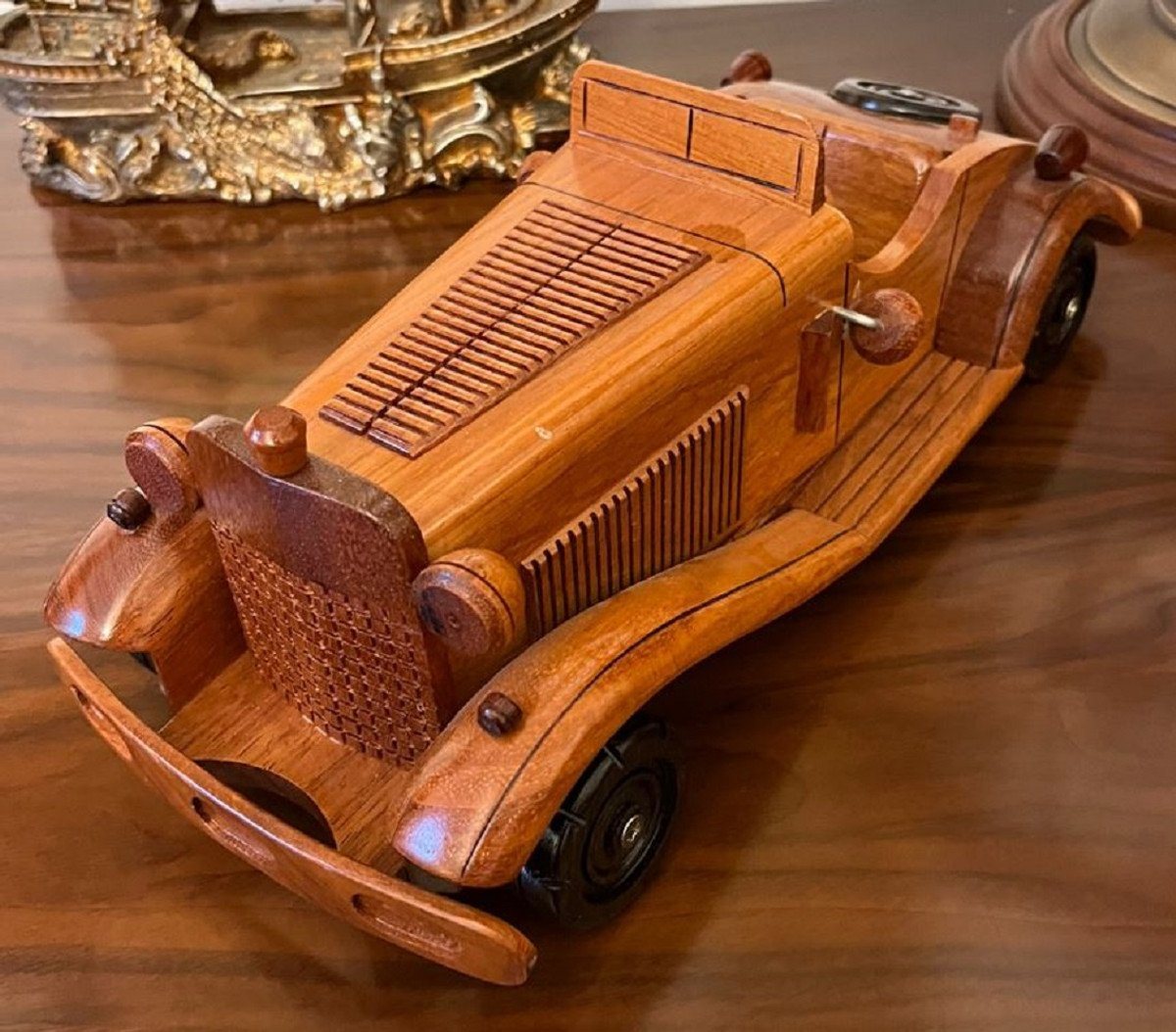 Casa Padrino Dekoobjekt Casa Padrino Deko Oldtimer Auto Braun 32 x H. 12 cm - Handgefertigtes Holz Auto - Wohnzimmer Deko - Schreibtisch Deko - Deko Accessoires - Holz Oldtimer Autos Casa Padrino Dekoobjekt Casa Padrino Deko Oldtimer Auto Braun 32 x H. 12 cm - Handgefertigtes Holz Auto - Wohnzimmer Deko - Schreibtisch Deko - Deko Accessoires - Holz Oldtimer Autos von Casa Padrino