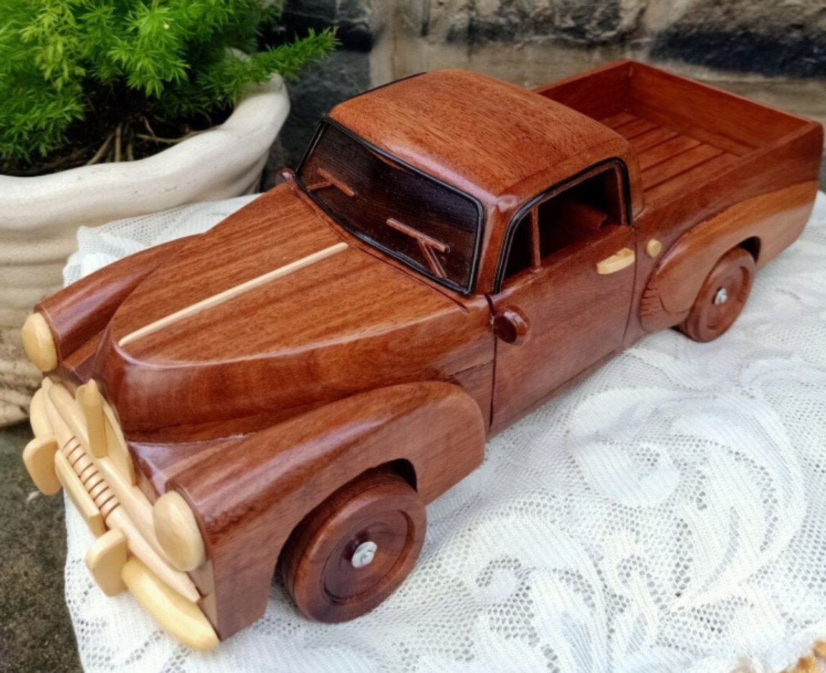 Casa Padrino Dekoobjekt Deko Oldtimer Pickup Auto Braun / Naturfarben 40 x 23 x H. 18 cm - Handgefertigtes Holz Auto - Wohnzimmer Deko - Schreibtisch Deko - Deko Accessoires Casa Padrino Dekoobjekt Deko Oldtimer Pickup Auto Braun / Naturfarben 40 x 23 x H. 18 cm - Handgefertigtes Holz Auto - Wohnzimmer Deko - Schreibtisch Deko - Deko Accessoires von Casa Padrino
