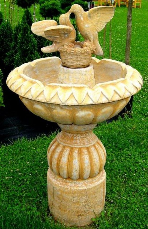 Casa Padrino Gartenbrunnen Jugendstil Gartenbrunnen mit dekorativen Tauben Beige Ø 73 x H. 125 cm - Eleganter Garten Springbrunnen - Barock & Jugendstil Gartendeko Brunnen von Casa Padrino