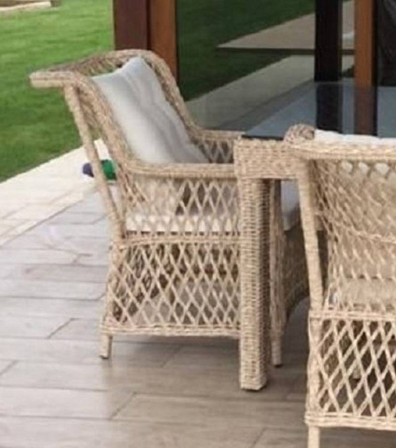 Casa Padrino Gartenstuhl Luxus Gartenstuhl 6er Set Naturfarben / Weiß 57 x 61 x H. 80 cm - Rattan Stühle mit Armlehnen und Kissen - Moderne Rattan Garten & Terrassen Möbel von Casa Padrino