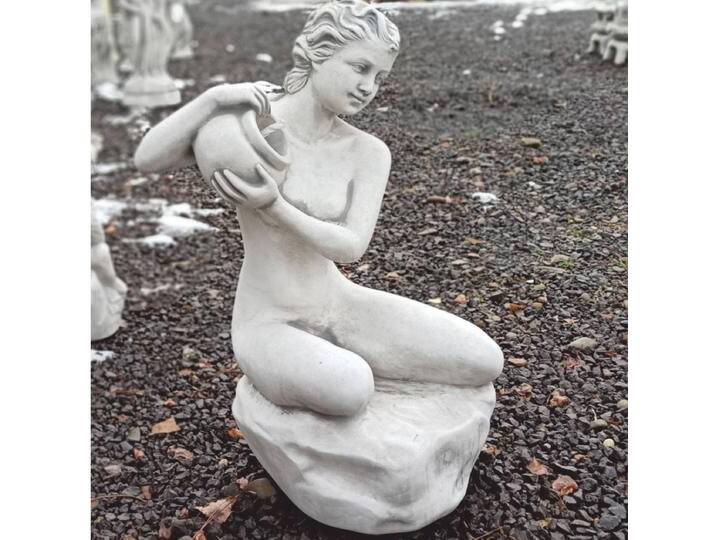 Casa Padrino Jugendstil Wasserspeier Skulptur Frau mit Krug Grau H. 72 cm - Garten Deko von Casa Padrino