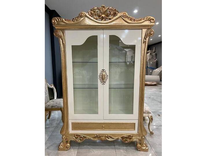 Casa Padrino Luxus Barock Vitrine Weiß / Gold - Prunkvoller Massivholz Vitrinenschrank mit 2 Glastüren und Schublade - Luxus Möbel im Barockstil - Barock Möbel - Edel & Prunkvoll von Casa Padrino