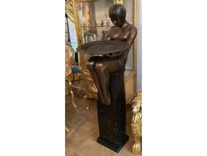 Casa Padrino Luxus Bronze Deko Skulptur Frau mit Teller Bronzefarben / Schwarz 43 x 63 x H. 145 cm - Deko Figur mit Marmorsockel - Wohnzimmer Deko - Büro Deko - Luxus Kollektion von Casa Padrino