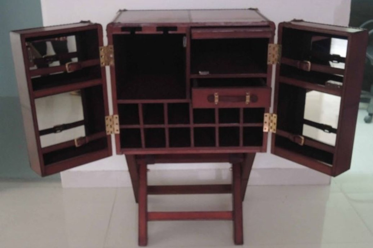 Casa Padrino Luxus Echtleder Barschrank Cognac Braun 61 x 52 x H. 93,5 cm - Kleiner Weinschrank mit 2 Türen im Koffer Design Casa Padrino Luxus Echtleder Barschrank Cognac Braun 61 x 52 x H. 93,5 cm - Kleiner Weinschrank mit 2 Türen im Koffer Design von Casa Padrino
