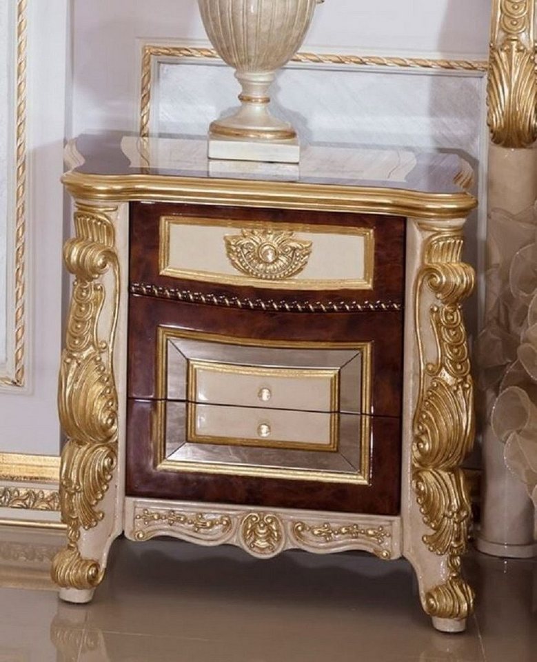 Casa Padrino Nachtkommode Casa Padrino Luxus Barock Nachtkommode Weiß / Beige / Braun / Gold - Prunkvoller Barock Nachttisch mit 3 Schubladen - Luxus Schlafzimmer Möbel im Barockstil - Barock Möbel - Barock Einrichtung von Casa Padrino