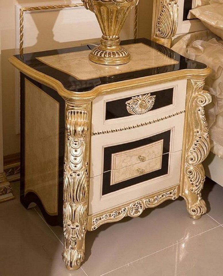 Casa Padrino Nachtkommode Casa Padrino Luxus Barock Nachtkommode Weiß / Beige / Schwarz / Gold - Prunkvoller Barockstil Nachttisch mit 3 Schubladen - Luxus Schlafzimmer Möbel im Barockstil - Barock Möbel - Barock Interior von Casa Padrino