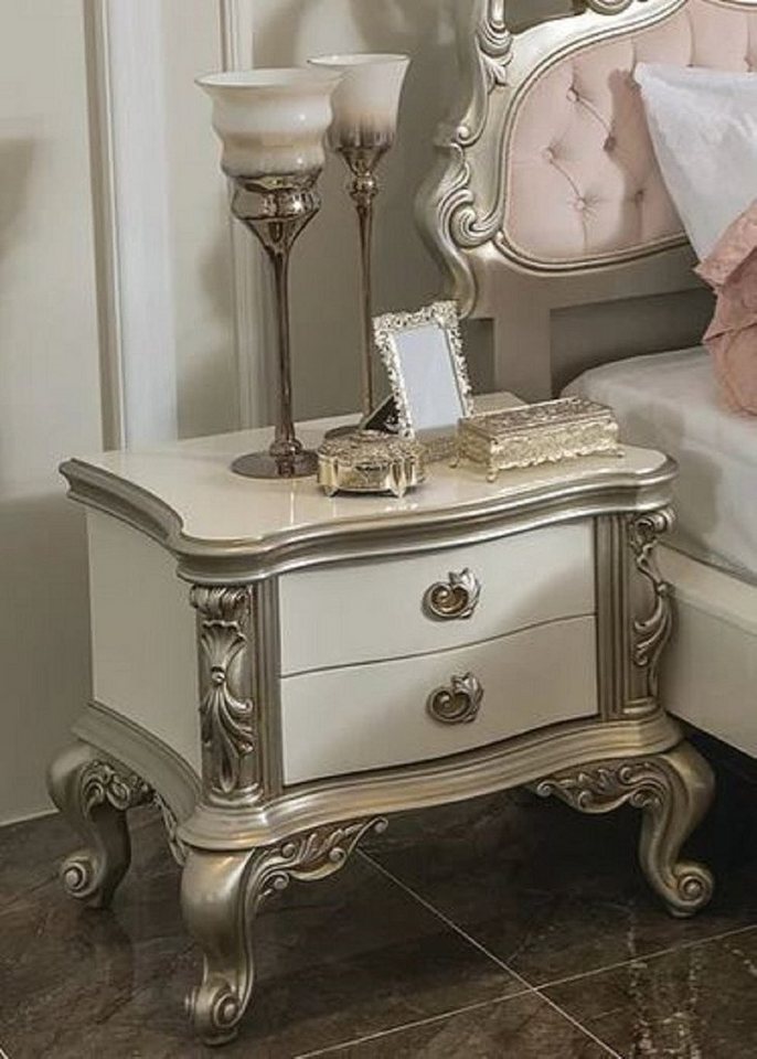 Casa Padrino Nachtkommode Casa Padrino Luxus Barock Nachtkommode Weiß / Silber - Handgefertigter Massivholz Nachttisch mit 2 Schubladen - Barock Schlafzimmer Möbel von Casa Padrino
