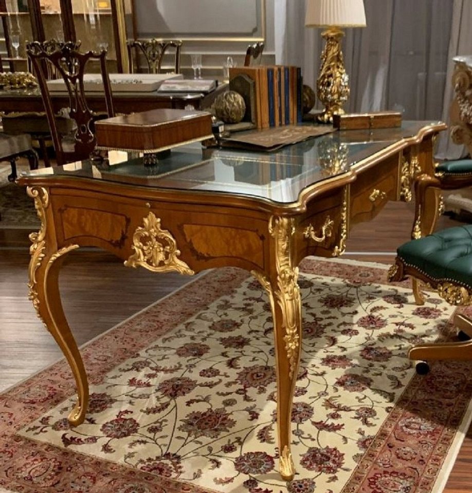 Casa Padrino Schreibtisch Luxus Barock Schreibtisch Braun / Gold 156 x 88 x H. 80 cm - Prunkvoller handgefertigter Massivholz Bürotisch mit Glasplatte - Barock Büromöbel - Luxus Qualität von Casa Padrino